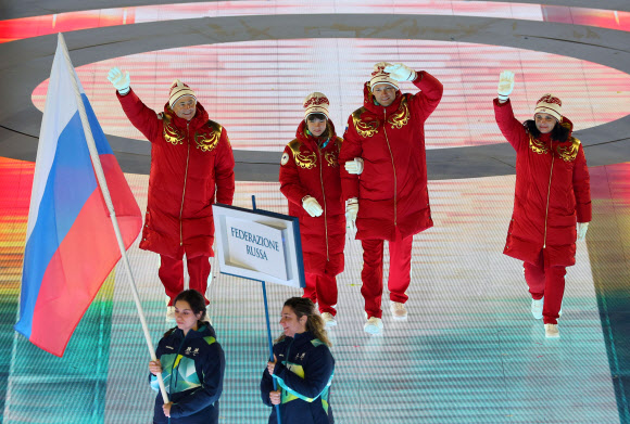 6일(현지시간) 이탈리아 베로나 아레나에서 열린 2026 밀라노·코르티나 동계패럴림픽 개막식에서 국기를 든 자원봉사자와 러시아 선수단이 입장하고 있다. 오는 15일까지 열흘간의 열전에 돌입하는 이번 대회에는 56개국에서 역대 최다인 612명의 선수가 참가해 79개의 금메달을 놓고 격돌한다. 2026.3.7  연합뉴스