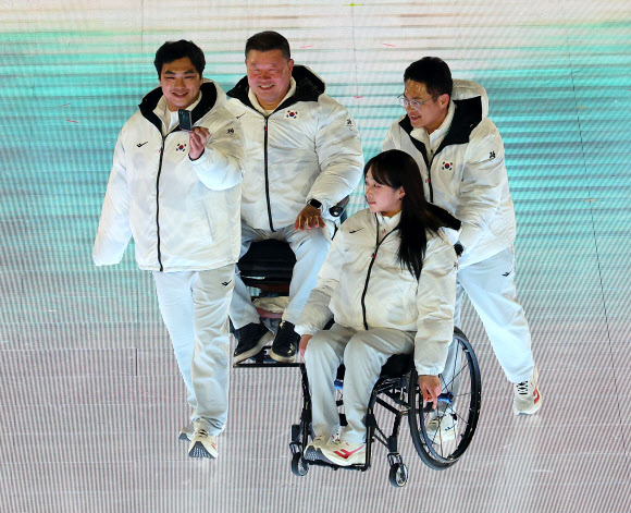 6일(현지시간) 이탈리아 베로나 아레나에서 열린 2026 밀라노·코르티나 동계패럴림픽 개막식에서 대한민국 선수 및 임원진이 입장하고 있다. 오는 15일까지 열흘간의 열전에 돌입하는 이번 대회에는 56개국에서 역대 최다인 612명의 선수가 참가해 79개의 금메달을 놓고 격돌한다. 2026.3.7  연합뉴스