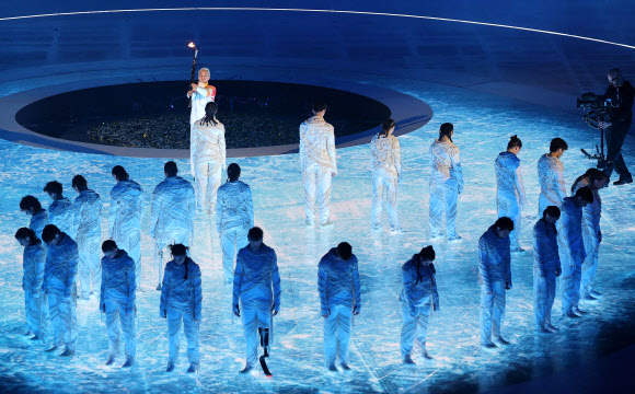 6일(현지시간) 이탈리아 베로나 아레나에서 열린 2026 밀라노·코르티나 동계패럴림픽 개회식에서 ‘휠체어 펜싱의 전설’ 베베 비오가 성화를 봉송하고 있다. 오는 15일까지 열흘간의 열전에 돌입하는 이번 대회에는 56개국에서 역대 최다인 612명의 선수가 참가해 79개의 금메달을 놓고 격돌한다. 2026.3.7  연합뉴스