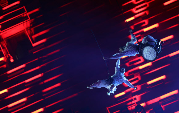 6일(현지시간) 이탈리아 베로나 아레나에서 2026 밀라노·코르티나 동계패럴림픽 개회식이 열리고 있다. 오는 15일까지 열흘간의 열전에 돌입하는 이번 대회에는 56개국에서 역대 최다인 612명의 선수가 참가해 79개의 금메달을 놓고 격돌한다. 2026.3.7  연합뉴스