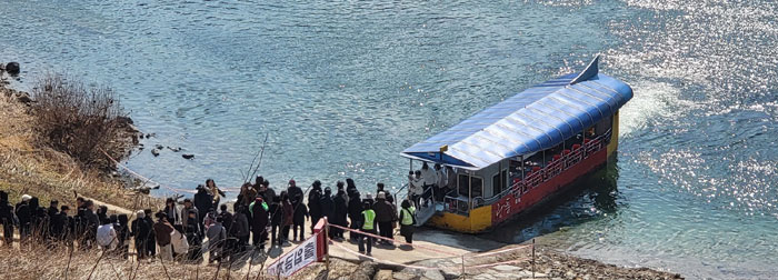 조선 6대 임금 단종을 다룬 영화 ‘왕과 사는 남자’(왕사남)의 누적 관객 수가 1000만 명을 넘어선 가운데, 3월 첫 토요일인 7일 오후 단종 유배지였던 강원 영월군 청령포에 여행객들이 몰려들고 있다. 청령포는 천연기념물 제349호 ‘관음송’을 비롯해 소나무 숲과 자연 경관이 어우러진 영월 대표 관광지 중 한 곳이다. 2026.3.7 뉴스1