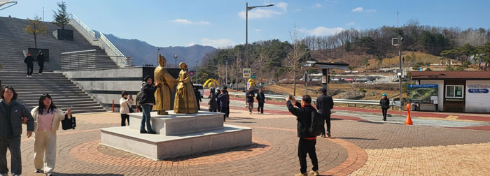7일 오후 강원 영월군 청령포에 여행객들이 몰려든 가운데 한 관광객이 기념사진을 촬영하고 있다. 조선 6대 임금 단종을 다룬 영화 ‘왕과 사는 남자’(왕사남)가 1000만 명이 넘는 누적 관람객을 기록하는 등 흥행하면서 단종 유배지였던 청령포도 인기를 누리고 있다. 2026.3.7 뉴스1