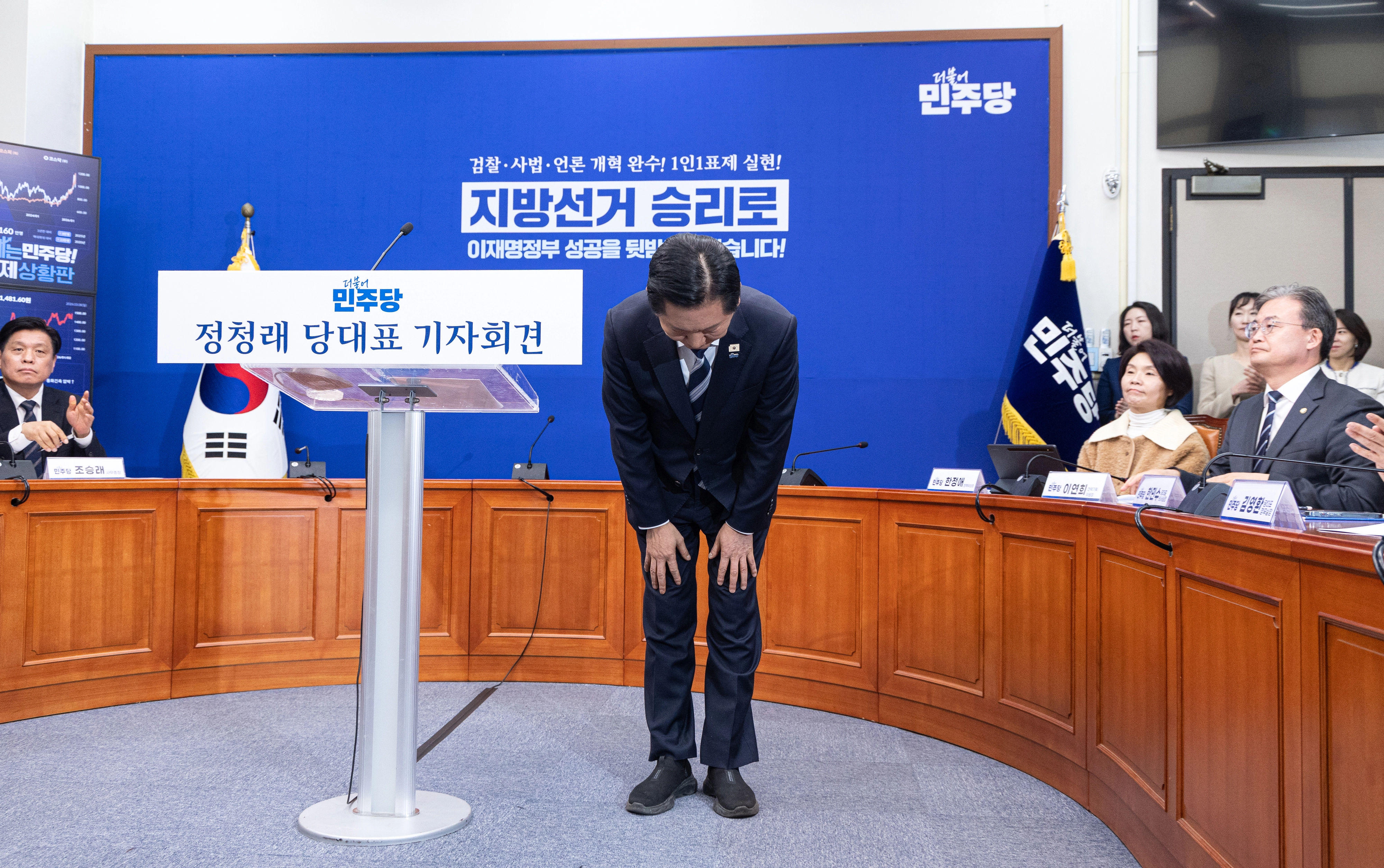 정청래 대표 ‘지방선거에 모든 것 걸겠다’  정청래 더불어민주당 대표가 8일 국회에서 취임 후 두 번째 기자회견을 마치고 인사하고 있다. 2026.3.8