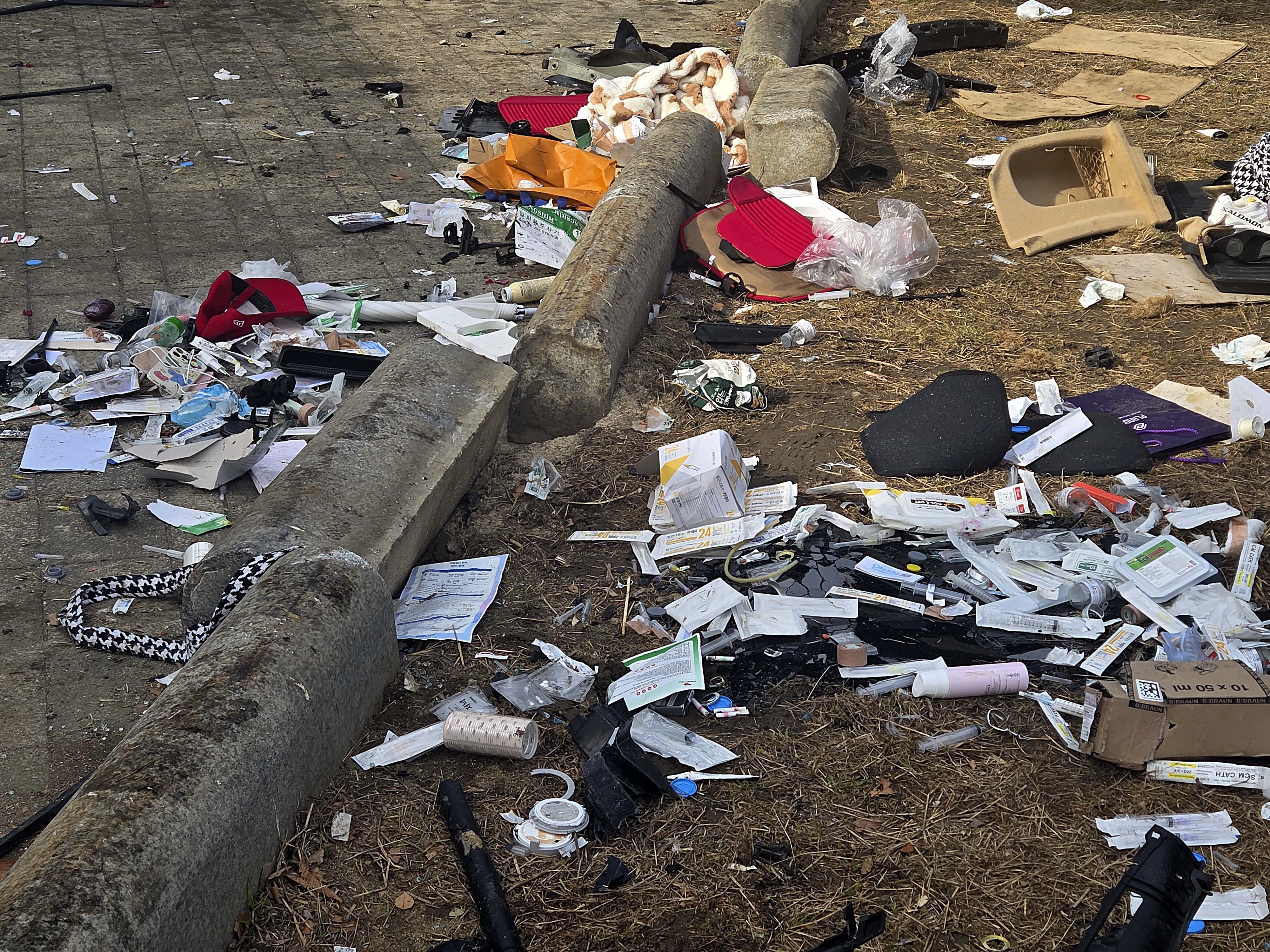 지난 25일 오후 8시 44분쯤 반포대교에서 주행하던 포르쉐 차량이 강변북로를 주행 중이던 벤츠 차량 위로 떨어진 뒤 잠수교까지 추락해 운전자를 포함한 2명이 다치고 차량 4대가 파손되는 사고가 발생했다. 서울 용산경찰서는 사고를 낸 포르쉐 차량에서 프로포폴 주사제와 진정마취용 약물, 일회용 주사기 등을 발견하고 운전자인 30대 여성 A 씨를 이날 자정 40분쯤 긴급체포했다 사진은 추락 차량에서 나온 물건들. 2026.2.26 김신우 수습기자