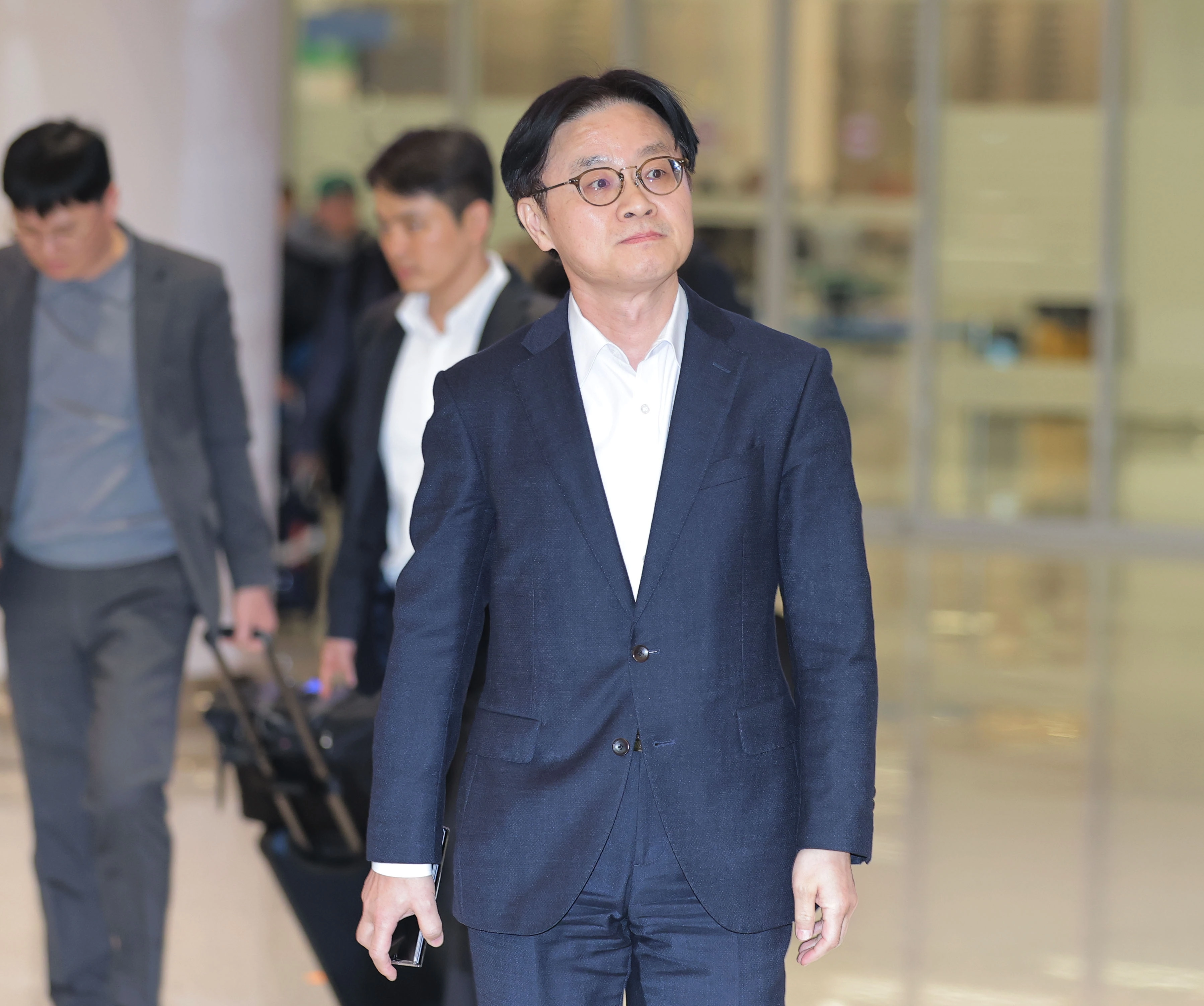 미국을 방문해 관세 문제 등 통상 현안을 협의한 김정관 산업통상부 장관이 8일 인천국제공항 제2여객터미널을 통해 귀국하고 있다. 연합뉴스