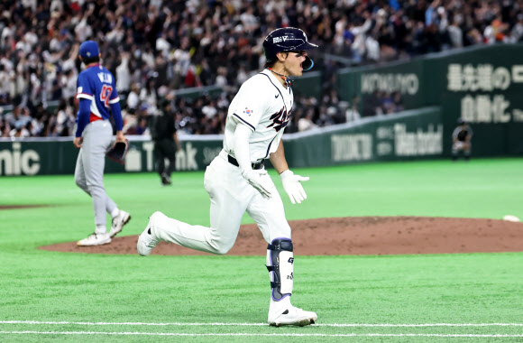 8일 일본 도쿄돔에서 열린 2026 WBC 조별리그 C조 3차전 대한민국과 대만의 경기. 6회말 1사 1루 한국 김도영이 좌월 투런 홈런을 치고 기뻐하고 있다. 2026.3.8  연합뉴스