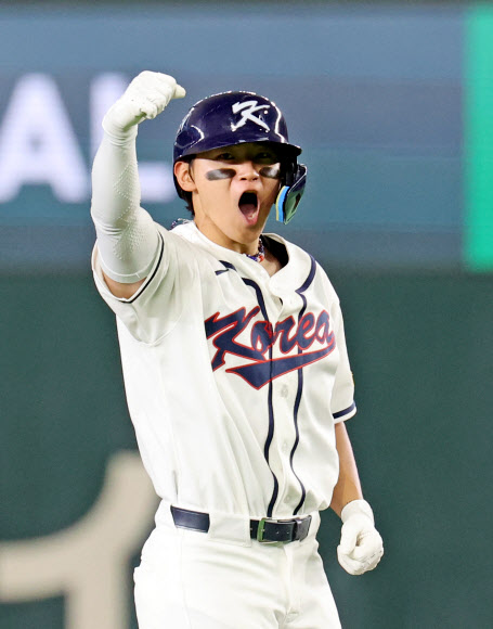 8일 일본 도쿄돔에서 열린 2026 월드베이스볼클래식(WBC) C조 조별리그 3차전 대한민국과 대만의 경기. 8회말 2사 1루 한국 김도영이 동점타를 친 뒤 포효하고 있다. 2026.3.8  연합뉴스