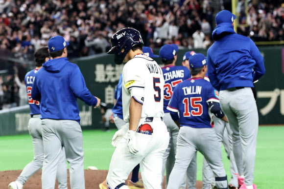 8일 일본 도쿄돔에서 열린 2026 WBC 조별리그 C조 3차전 대한민국과 대만의 경기. 연장 10회말 4-5로 경기가 끝나자 한국 김도영이 아쉬워하며 더그아웃으로 향하고 있다. 2026.3.8  연합뉴스