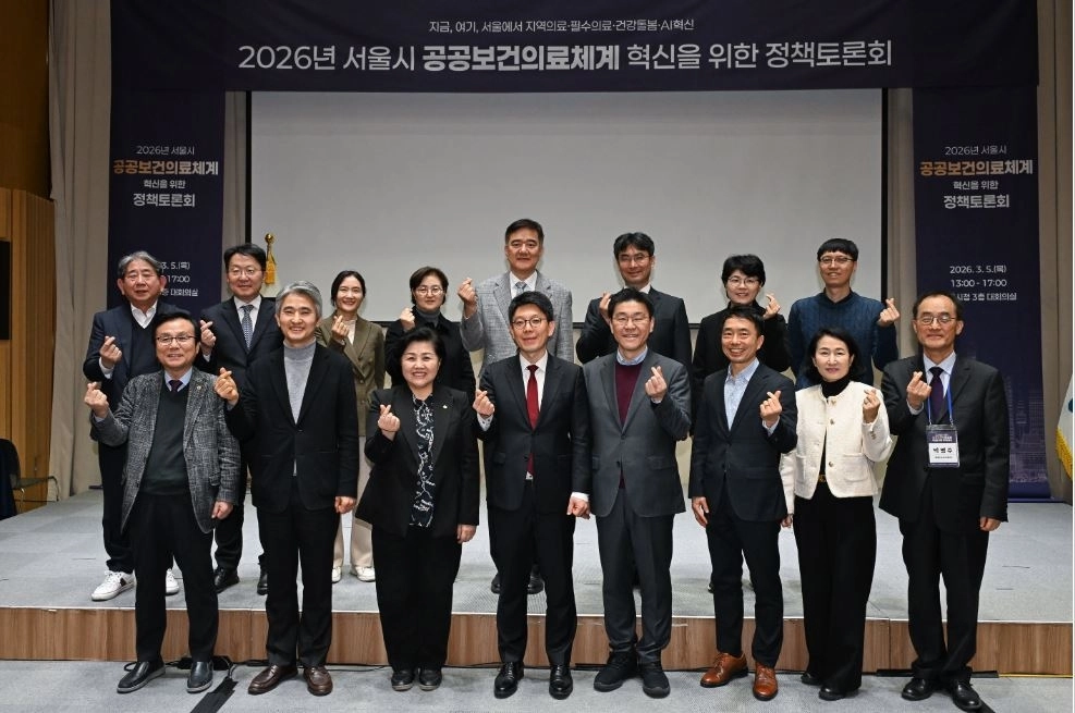 강석주 의원(앞줄 맨왼쪽)을 비롯한 참석자들이 기념촬영을 하고 있다.