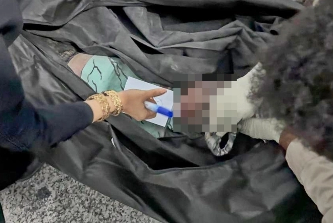 28일(현지시간) 미국과 이스라엘의 대규모 공습으로 초토화된 이란 호르모즈간주 미나브시 샤자레 타이에베 여자초등학교에서 수습된 한 소녀. 2026.2.28 미나브 AP 뉴시스(이란 외신 담당 부서 제공)