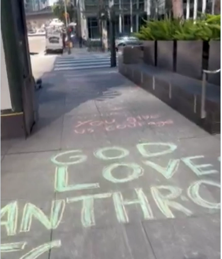 미국 샌프란시스코 앤스로픽 앞에 감사와 응원의 메시지가 가득 적혀 있다. 엑스 캡처