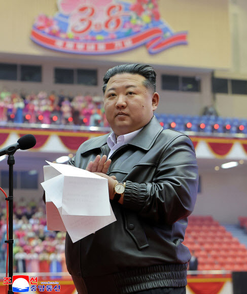 김정은 북한 국무위원장이 지난 8일 평양체육관에서 진행된 3.8국제부녀절(세계 여성의 날) 기념공연을 아내 리설주 여사, 딸 주애와 함께 관람했다고 조선중앙통신이 9일 보도했다. 이날 공연에 앞서 김 위원장이 축하연설을 했다. 2026.3.9 평양 조선중앙통신=연합뉴스 