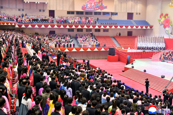 김정은 북한 국무위원장이 지난 8일 평양체육관에서 진행된 3.8국제부녀절(세계 여성의 날) 기념공연을 아내 리설주 여사, 딸 주애와 함께 관람했다고 조선중앙통신이 9일 보도했다. 2026.3.9 평양 조선중앙통신=연합뉴스