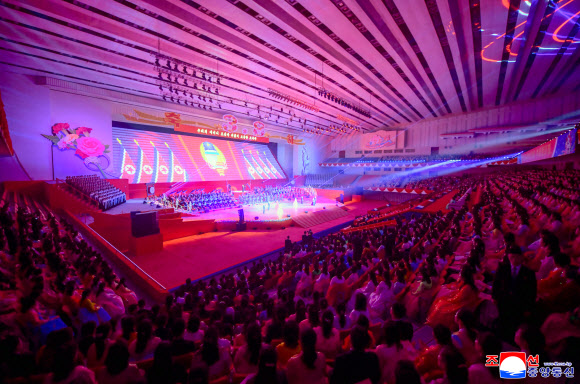 김정은 북한 국무위원장이 지난 8일 평양체육관에서 진행된 3.8국제부녀절(세계 여성의 날) 기념공연을 아내 리설주 여사, 딸 주애와 함께 관람했다고 조선중앙통신이 9일 보도했다. 2026.3.9 평양 조선중앙통신=연합뉴스 