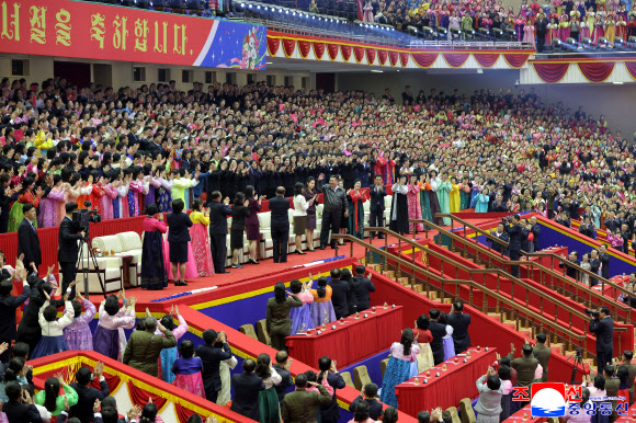 김정은 북한 국무위원장이 지난 8일 평양체육관에서 진행된 3.8국제부녀절(세계 여성의 날) 기념공연을 아내 리설주 여사, 딸 주애와 함께 관람했다고 조선중앙통신이 9일 보도했다. 2026.3.9 평양 조선중앙통신=연합뉴스