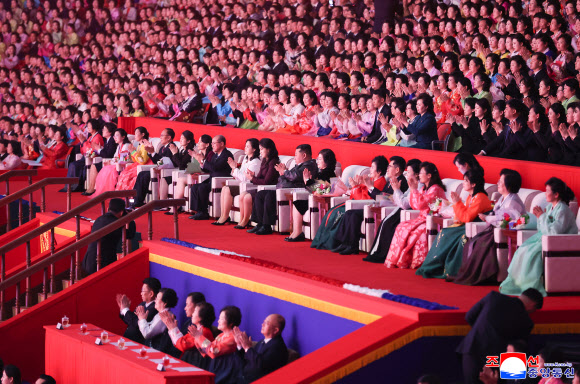 김정은 북한 국무위원장이 지난 8일 평양체육관에서 진행된 3.8국제부녀절(세계 여성의 날) 기념공연을 아내 리설주 여사, 딸 주애와 함께 관람했다고 조선중앙통신이 9일 보도했다. 2026.3.9 평양 조선중앙통신=연합뉴스