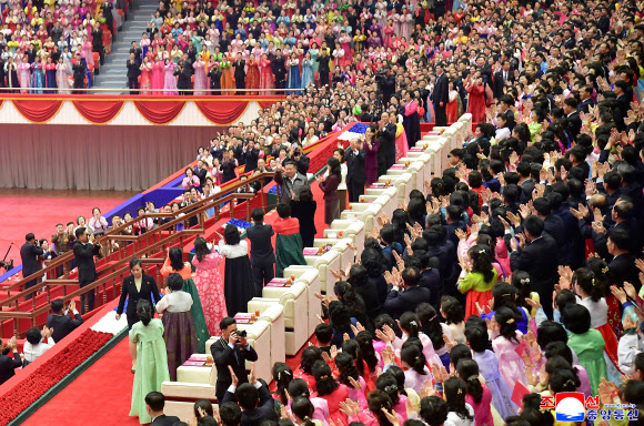 김정은 북한 국무위원장이 지난 8일 평양체육관에서 진행된 3.8국제부녀절(세계 여성의 날) 기념공연을 아내 리설주 여사, 딸 주애와 함께 관람했다고 조선중앙통신이 9일 보도했다. 2026.3.9 김정은, 주애와 국제부녀절 기념공연 관람