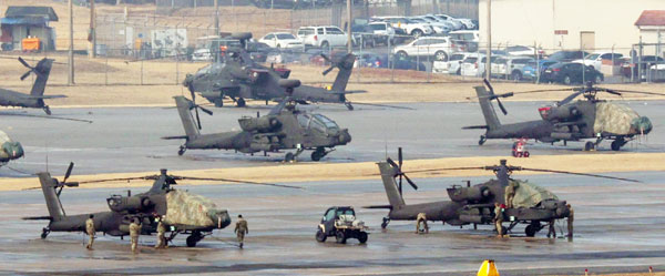 한미 연합연습 ‘자유의 방패’(Freedom Shield·FS) 연습을 시작한 9일 경기 평택시 팽성읍 주한미군기지 캠프 험프리스에 아파치 헬기가 계류되어 있다. 한국과 미국은 이날부터 19일까지 연합방위태세 확립을 위해 상반기 연합훈련인 ‘자유의 방패 연습을 진행한다. 2026.3.9 뉴스1