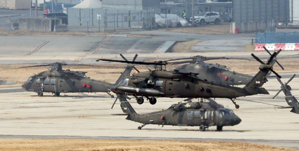 한미 연합연습 ‘자유의 방패’(Freedom Shield·FS) 연습을 시작한 9일 경기 평택시 팽성읍 주한미군기지 캠프 험프리스에서 헬기가 비행하고  있다. 한국과 미국은 이날부터 19일까지 연합방위태세 확립을 위해 상반기 연합훈련인 ‘자유의 방패 연습을 진행한다. 2026.3.9 뉴스1