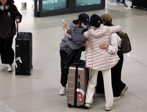 중동 지역에 체류 중이던 우리 국민들이 9일 아부다비에서 출발한 전세기로 인천국제공항을 통해 귀국, 가족들과 만나 포옹하고 있다. 2026.3.9 연합뉴스