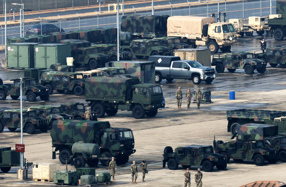 한미연합훈련 ‘자유의 방패’(프리덤실드·FS) 연습이 시작된 9일 경기도 평택시 캠프 험프리스에 차량이 세워져 있다. 오는 19일까지 진행되는 올해 FS 연습은 최근 전쟁 양상을 통해 분석된 전훈 등 현실적인 위협을 시나리오에 반영해 이뤄진다. 2026.3.9  연합뉴스