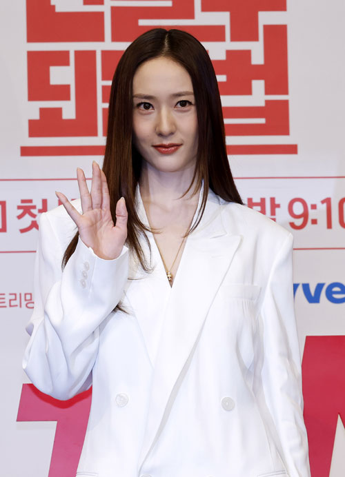 배우 정수정이 9일 오후 서울 구로구 더링크 호텔에서 열린  tvN 새 토일드라마 ‘대한민국에서 건물주 되는 법’ 제작발표회에서 포즈를 취하고 있다. 2026.03.09.  뉴시스