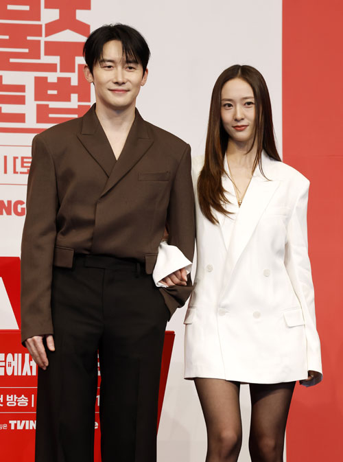 배우 김준한(왼쪽), 정수정이 9일 오후 서울 구로구 더링크 호텔에서 열린  tvN 새 토일드라마 ‘대한민국에서 건물주 되는 법’ 제작발표회에서 포즈를 취하고 있다. 2026.03.09.  뉴시스