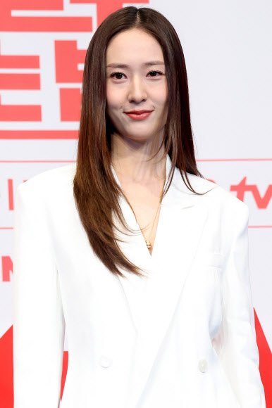 배우 정수정이 9일 서울 구로구 더링크호텔에서 열린 tvN 드라마 ‘대한민국에서 건물주 되는 법’제작발표회에서 포즈를 취하고 있다 2026.3.9  연합뉴스