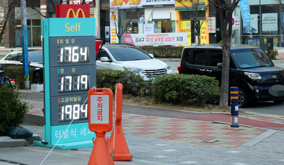 국제유가가 배럴당 100달러를 돌파한 가운데 9일 부산 강서구에 위치한 휘발유 1700원대 주유소에 주유를 위한 차량이 길게 줄을 서 있다. 2026.3.9  연합뉴스