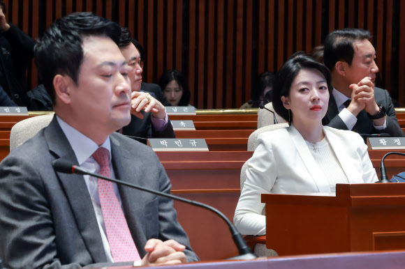 국민의힘 장동혁 대표가 9일 국회에서 열린 의원총회에 참석해 송언석 원내대표 발언을 듣고 있다. 장 대표 오른쪽은 서울시당위원장인 배현진 의원. 2026.3.9 연합뉴스