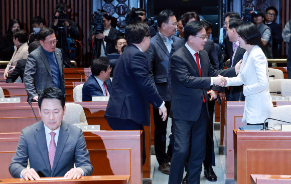 국민의힘 송언석 원내대표가 9일 국회에서 열린 의원총회에 참석하며 배현진 의원과 인사하고 있다. 왼쪽 앞에는 장동혁 대표가 의원총회에 참석해 있다. 2026.3.9 연합뉴스