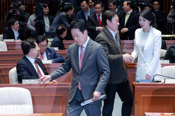 국민의힘 장동혁 대표가 9일 국회에서 열린 의원총회에 참석하고 있다. 의원총회에 참석한 배현진 의원은 박수민 의원과 대화하고 있다(오른쪽). 2026.3.9 연합뉴스