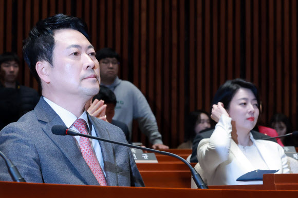 국민의힘 장동혁 대표가 9일 국회에서 열린 의원총회에 참석해 송언석 원내대표 발언을 듣고 있다. 장 대표 오른쪽은 서울시당위원장인 배현진 의원. 2026.3.9 연합뉴스