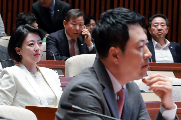 국민의힘 장동혁 대표가 9일 국회에서 열린 의원총회에 참석해 있다. 왼쪽은 서울시당위원장인 배현진 의원. 2026.3.9 연합뉴스