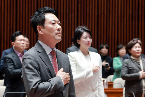 국민의힘 장동혁 대표가 9일 국회에서 열린 의원총회에 참석해 배현진 의원 등 참석 의원들과 국기에 경례하고 있다. 2026.3.9 연합뉴스