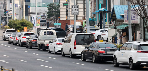 미국과 이스라엘의 이란 공습에 따른 중동 정세 불안 여파로 국내 주유소 기름값 상승세가 이어지고 있는 9일 서울 구로구의 한 최저가 주유소에 주유하려는 차량들이 길게 줄지어 서 있다. 국내 기름값이 9일 연속 상승세를 이어가며 전국 휘발유 평균 가격이 리터당 1900원을 넘어섰다. 한국석유공사 유가정보시스템 오피넷에 따르면 이날 오후 1시30분 기준 전국 평균 휘발유 가격은 리터당 1900.7원으로 전날보다 5.3원 올랐다. 2026.03.09. 뉴시스