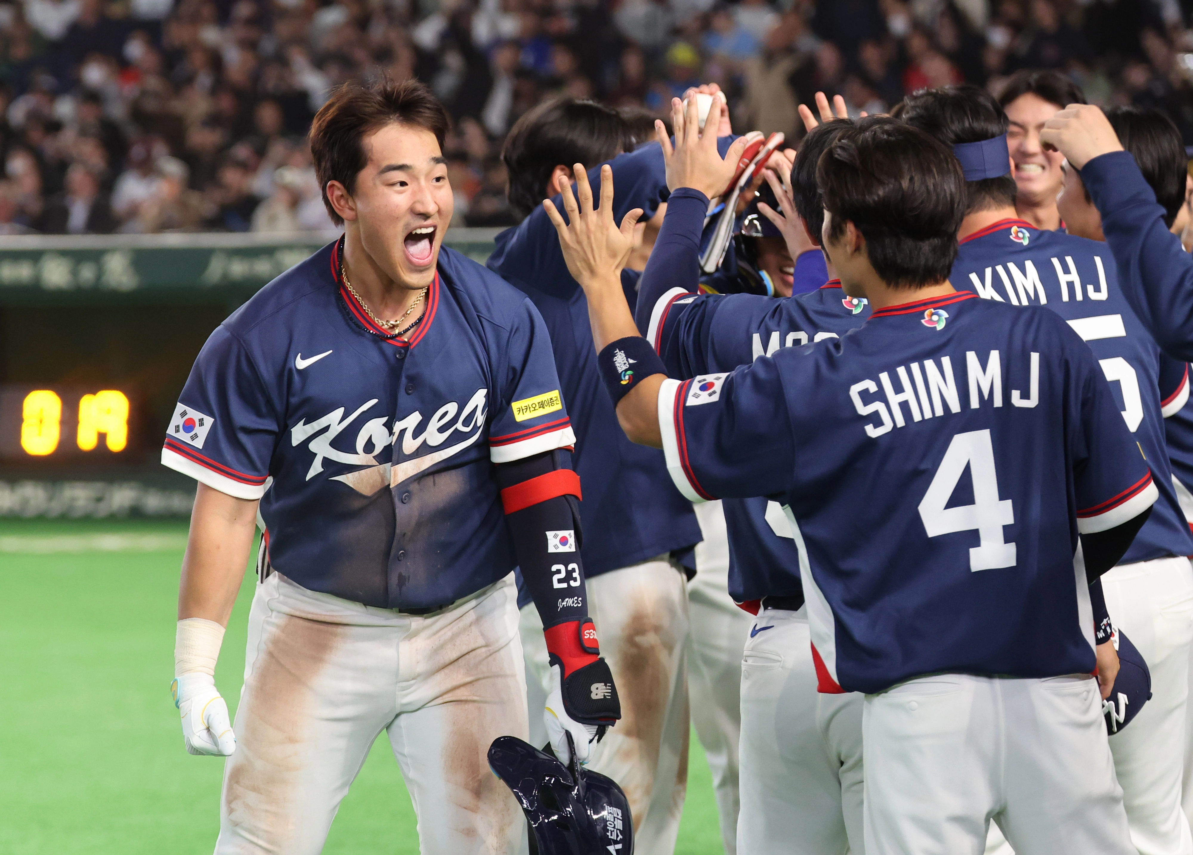 안현민(왼쪽)이 9일 일본 도쿄 돔에서 열린 2026 월드베이스볼클래식(WBC) C조 조별리그 호주와의 경기에서 9회초 1사 3루 본인의 희생타로 3루 주자 박해민이 홈인하자 동료들과 기뻐하고 있다. 2026.3.9 도쿄 연합뉴스