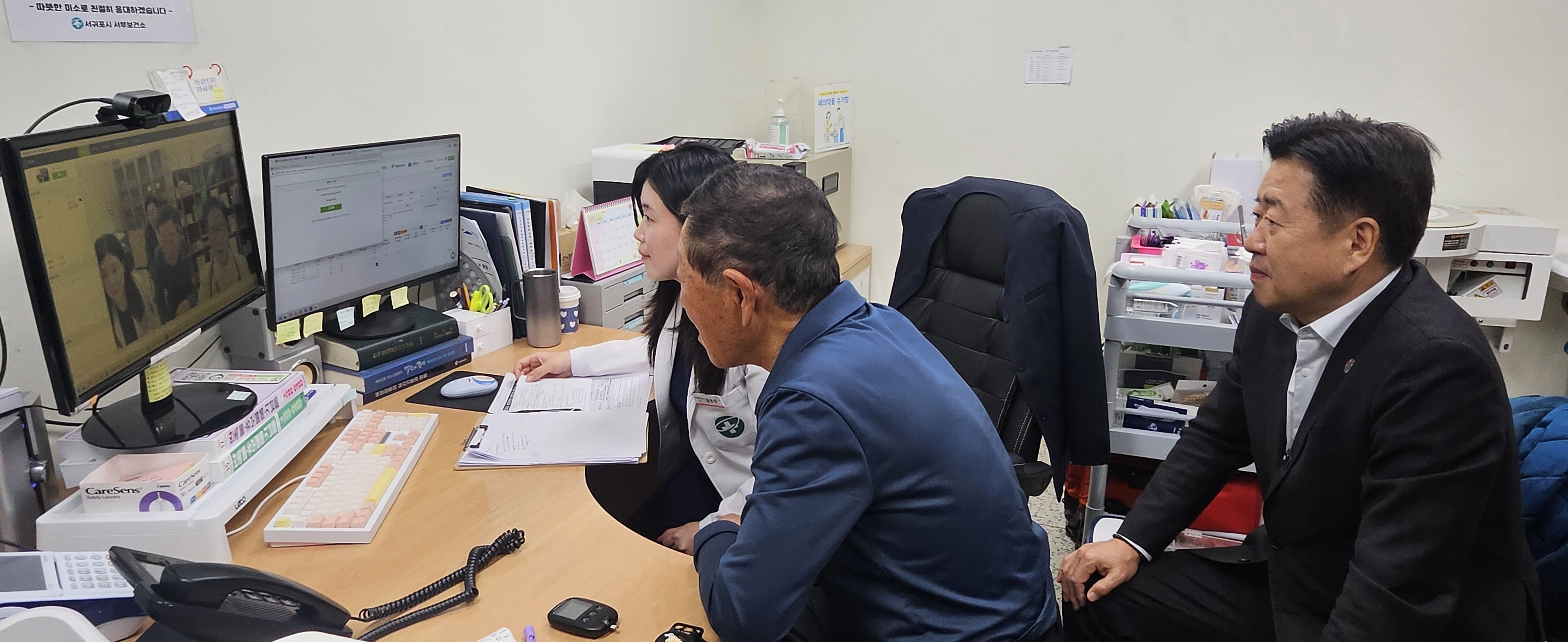 오영훈 제주지사가 9일 안덕면  서광서보건진료소에서 환자의 원격협진하는 모습을 모니터를 통해 살펴보고 있다. 제주 강동삼 기자