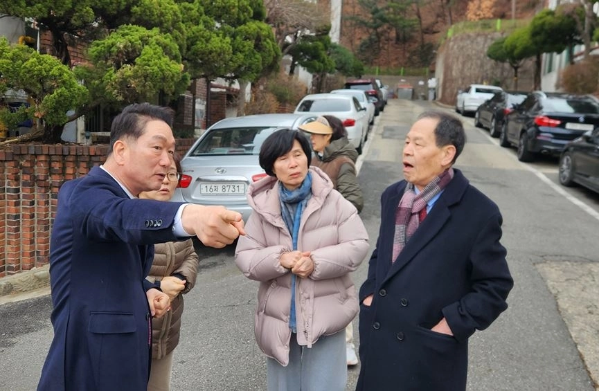 지난 6일 윤종복 의원(오른쪽 첫 번째)과 함께 럭키평창빌라 일대 현장을 방문을 실시한 김태수 위원장(왼쪽 첫 번째)