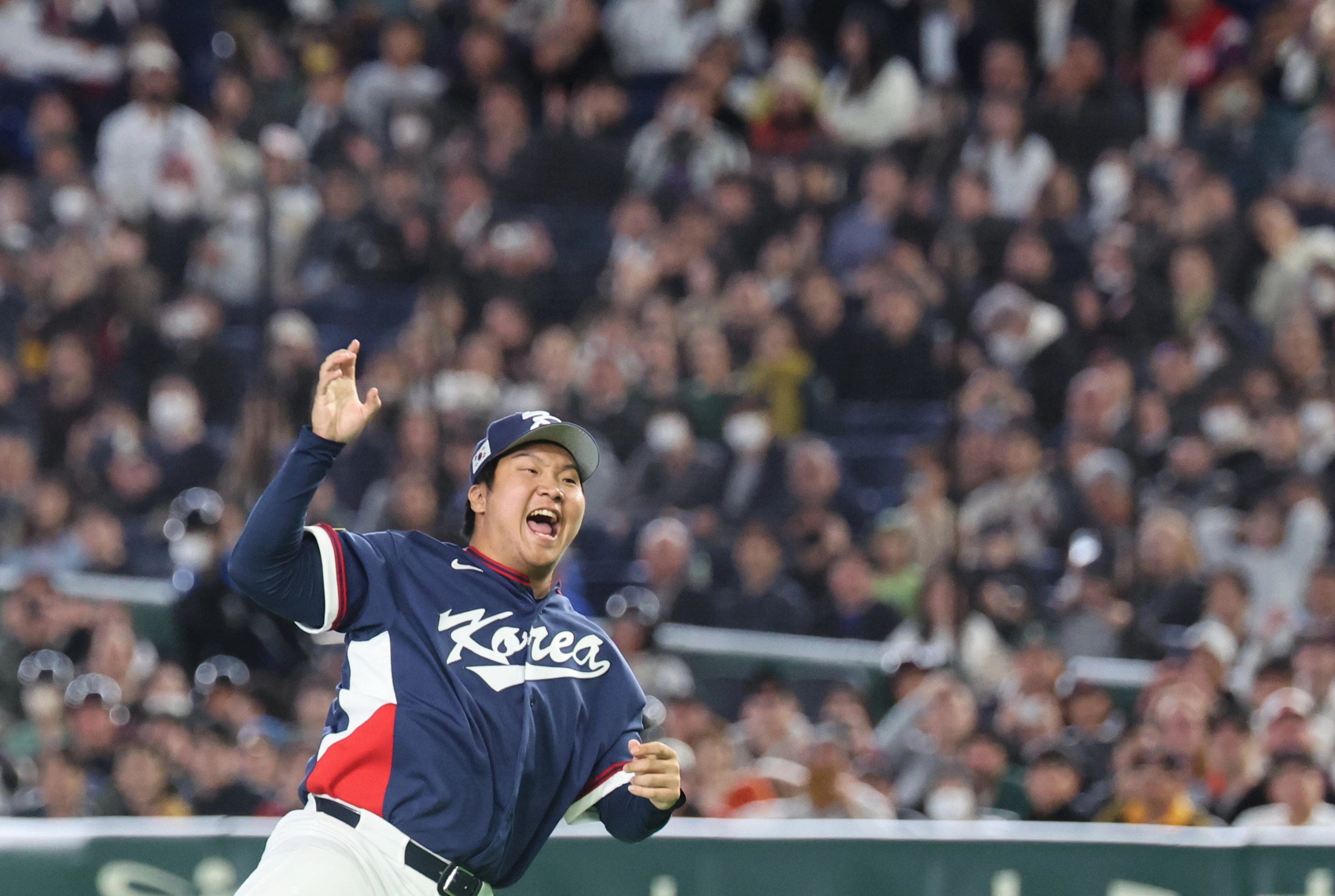 WBC 8강 진출에 환호하는 문보경  9일 일본 도쿄돔에서 열린 2026 월드베이스볼클래식(WBC) C조 조별리그 최종전 대한민국과 호주의 경기. 호주를 꺾고 8강 진출을 확정한 한국 문보경이 기뻐하고 있다. 2026.3.9 연합뉴스