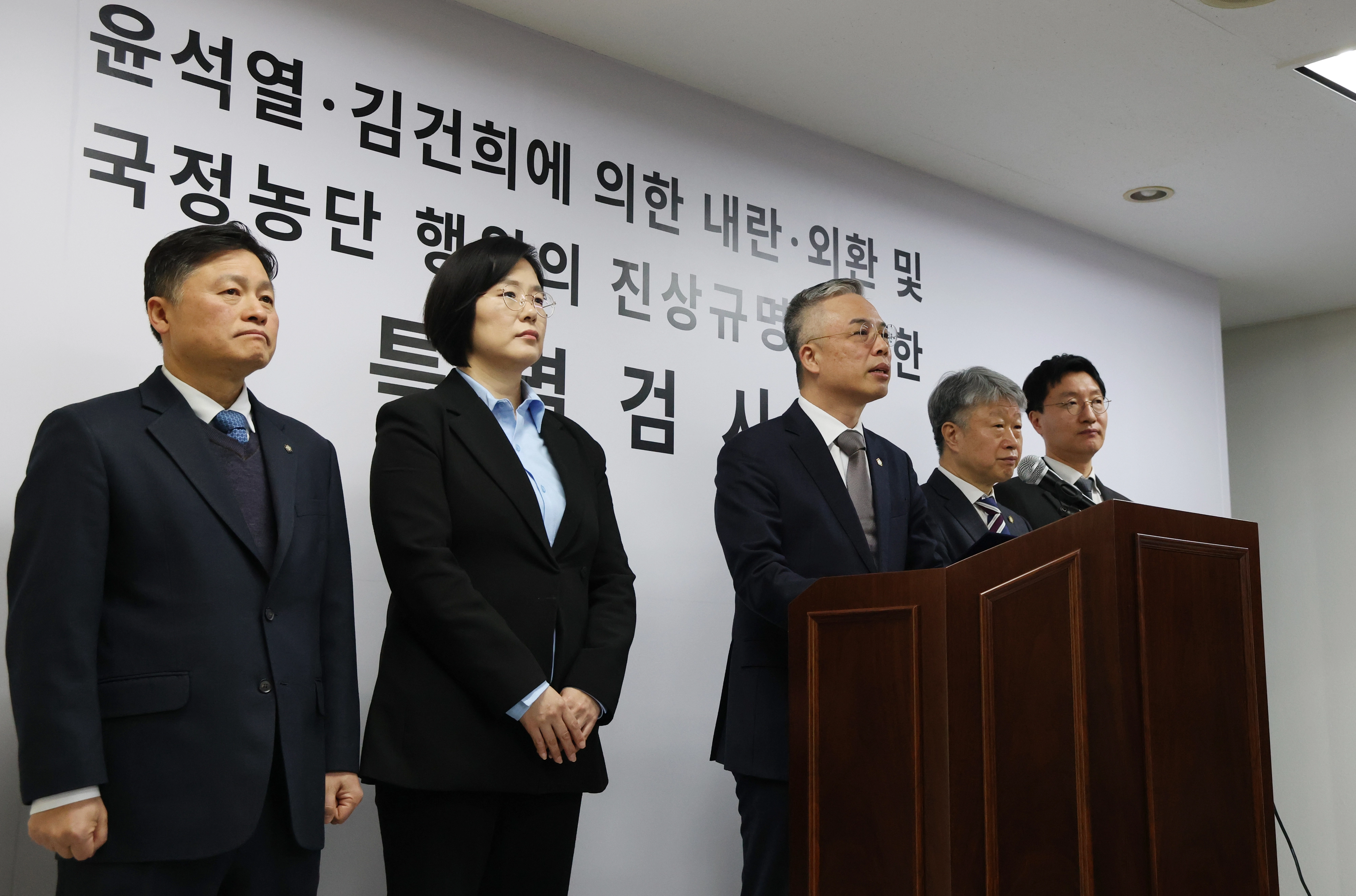 권창영 2차 종합 특별검사(가운데)가 25일 경기 과천시에 마련한 사무실에서 수사 계획을 발표하고 있다. 뉴스1