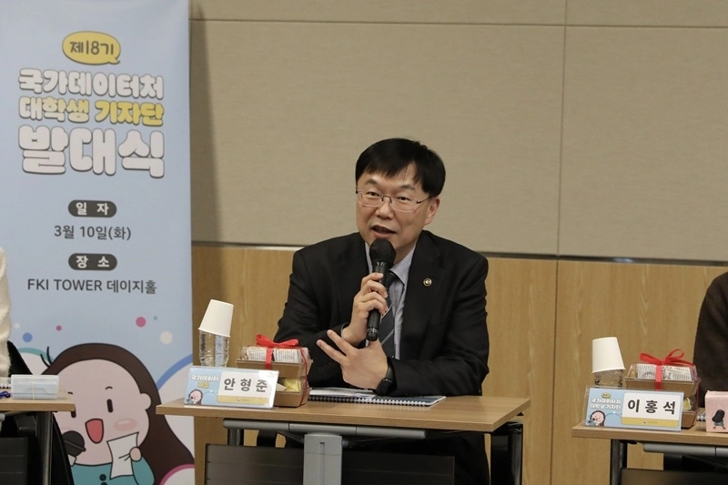 국가데이터처 대학생 기자단에게 인사말 하는 안형준 국가데이터처장  안형준 국가데이터처장이 10일 서울 여의도 전경련회관에서 열린 ‘제18기 국가데이터처 기자단 발대식’에 참석해 인사말을 하고 있다.