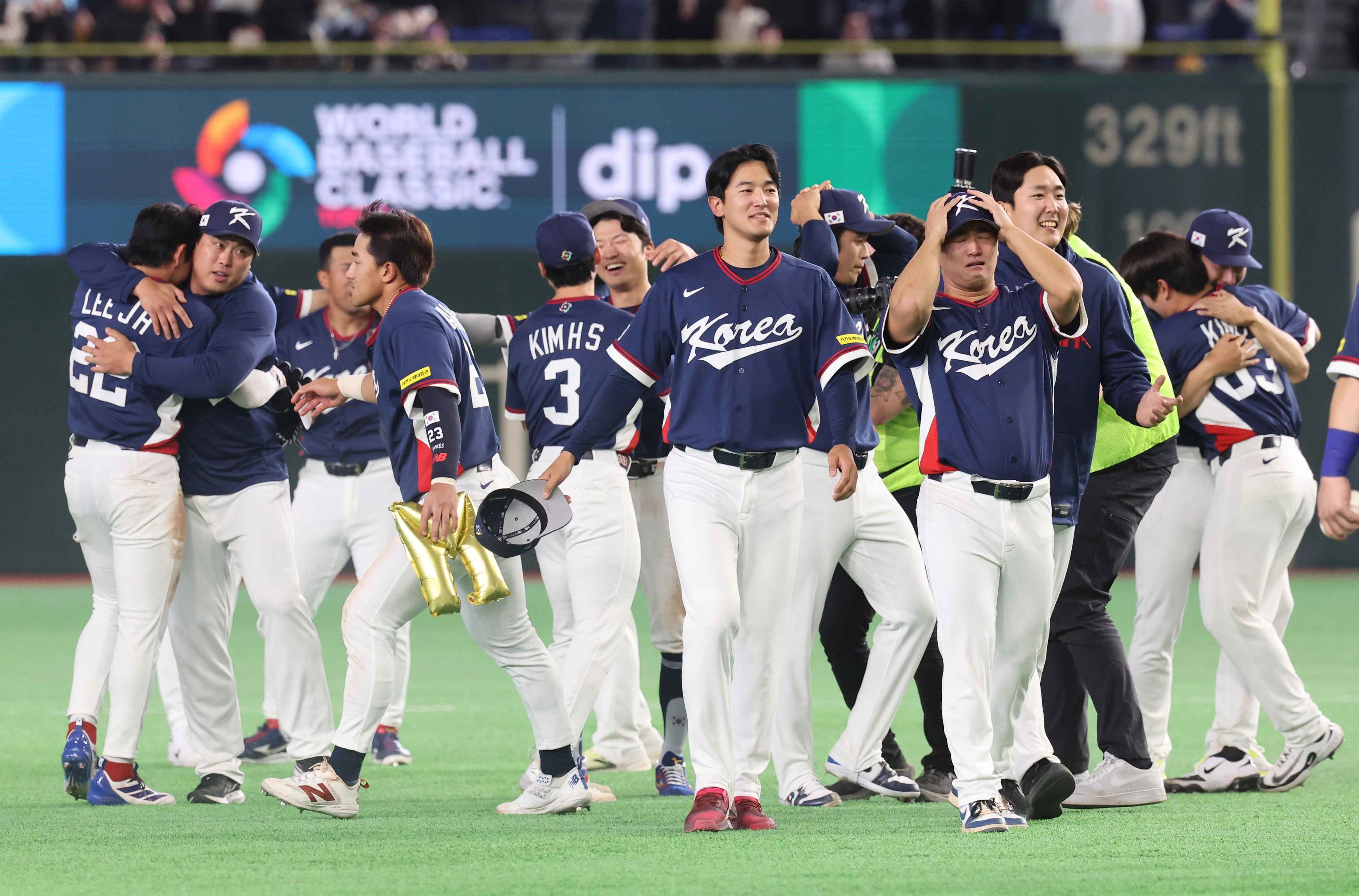 야구 국가대표 선수들이 9일 일본 도쿄 돔에서 열린 2026 월드베이스볼클래식(WBC) C조 조별리그 최종전 호주와의 경기에서 승리한 뒤 기뻐하고 있다. 2026.3.9 도쿄 연합뉴스