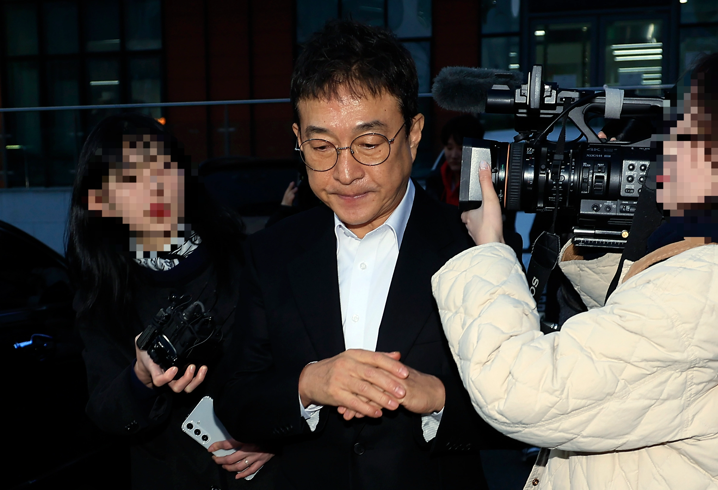 경찰 조사 받고 귀가하는 이재룡  음주운전을 시인한 배우 이재룡이 10일 오후 서울 강남경찰서 교통조사계에서 피의자 신분으로 조사를 받고 나와 차량으로 이동하고 있다. 이씨는 지난 6일 오후 11시쯤 서울 지하철 9호선 삼성중앙역 인근에서 차량을 몰다 중앙분리대를 들이받고 도주한 혐의를 받는다. 2026.3.10 뉴스1