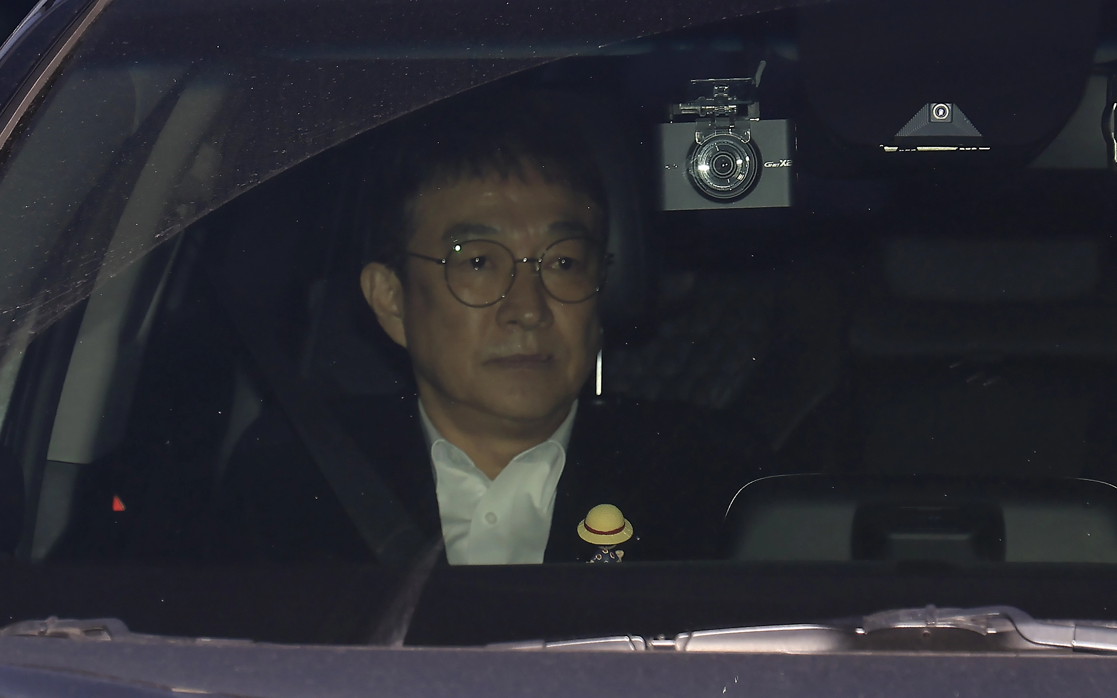 배우 이재룡, 음주운전 피의자 조사 받고 귀가  음주운전을 시인한 배우 이재룡이 10일 오후 서울 강남경찰서 교통조사계에서 피의자 신분으로 조사를 받고 나와 대기하던 차량에 올라 이동하고 있다. 이씨는 지난 6일 오후 11시쯤 서울 지하철 9호선 삼성중앙역 인근에서 차량을 몰다 중앙분리대를 들이받고 도주한 혐의를 받는다. 2026.3.10 뉴스1