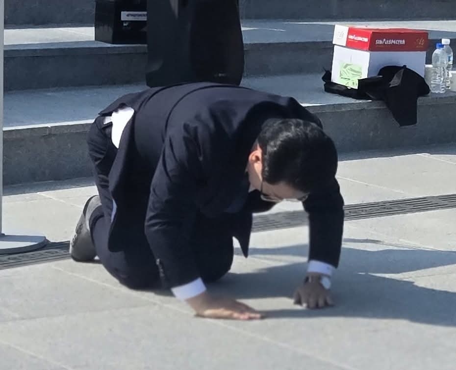 김영록 전남지사가 전남광주통합특별시 초대시장 선거 출마를 공식 선언한 후 도민들에게 큰 절을 하고 있다.