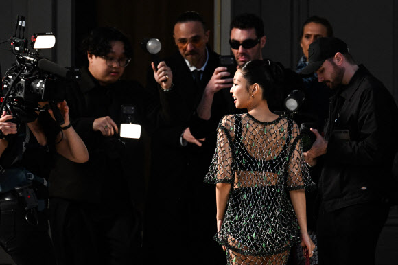 블랙핑크의 제니가 9일(현지시간) 프랑스 파리에서 열린 파리 패션 위크 중 ‘샤넬 2026-27 가을/겨울(F/W) 여성복 컬렉션’에 참석해 포즈를 취하고 있다. AFP 연합뉴스