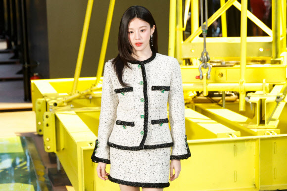 고윤정이 9일(현지시간) 프랑스 파리에서 열린 파리 패션 위크 중 ‘샤넬 2026-27 가을/겨울(F/W) 여성복 컬렉션’에 참석해 포즈를 취하고 있다. AFP 연합뉴스