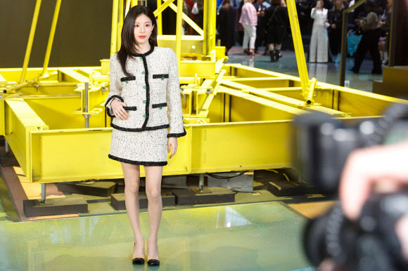 South Korean actress and model Go Yoon Jung poses during a photocall upon arrival to attend the Chanel Women‘s Ready to Wear Fall/Winter 2026-2027 collection fashion show as part of the Paris Women Fashion Week, in Paris, on March 9, 2026. (Photo by GEOFFROY VAN DER HASSELT / AFP)/2026-03-10 04:34:34/ ＆lt연합뉴스