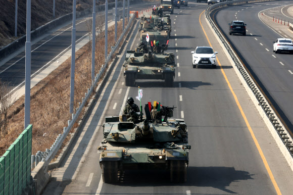 10일 오전 경기도 파주시 접경지역에서 실시된 제병협동 장거리 기동훈련에서 육군 2기갑여단 K1A2 전차가 줄지어 기동하고 있다. 2026.3.10  연합뉴스